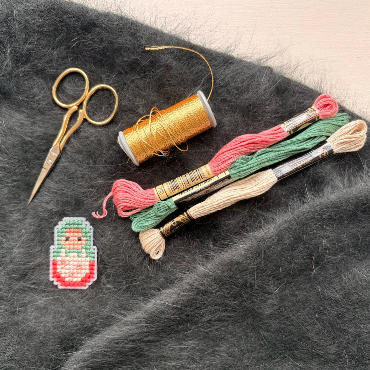 filybul_atelier_point_de_croix_broche_eghezee_visuel